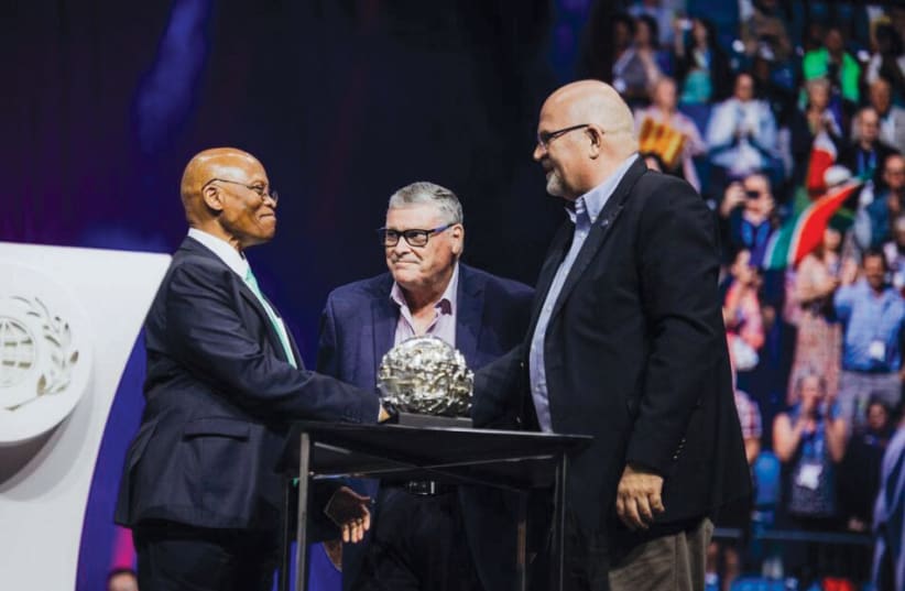  Mogoeng Mogoeng, South Africa’s former chief justice, receives the Nehemiah Award from ICEJ President Dr. Juergen Buehler and Executive Director Malcolm Hedding. (photo credit: ICEJ)