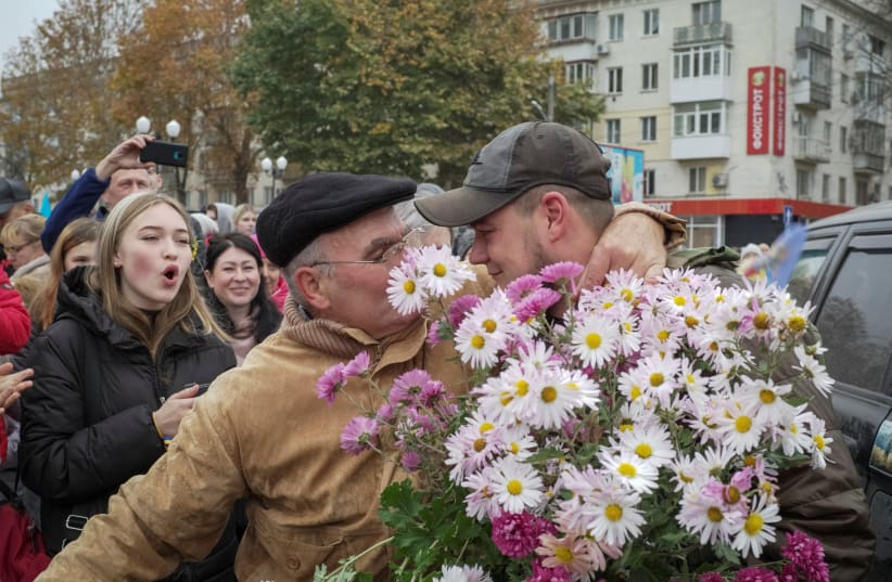  A local resident hugs Ukrainian serviceman as people celebrate after Russia's retreat from Kherson, in central Kherson, Ukraine November 12, 2022 (photo credit:  REUTERS/Lesko Kromplitz)