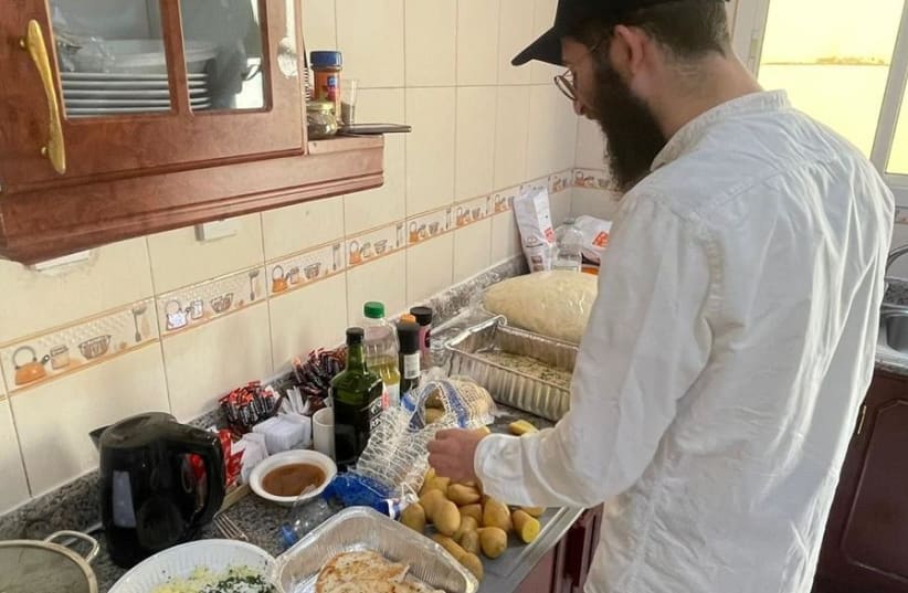  Rabbi Sholem preparing hot kosher meals (photo credit: Kosher House in Qatar)