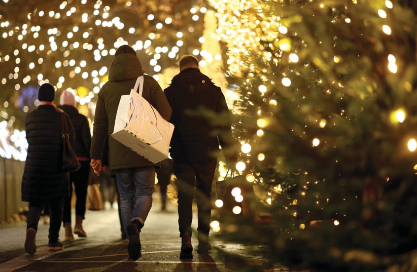  SHOPPING FOR the holidays in Berlin last week. (photo credit: Lisi Niesner/Reuters)