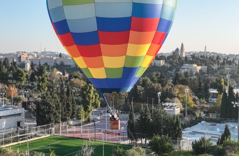 Jerusalem Santa Claus Issa Kassissieh flies above Jerusalem in a hot air balloon ahead of Christmas. (photo credit: SHMUEL COHEN)