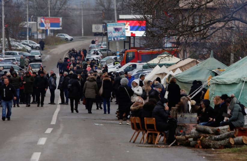  Kosovo Serbs block the road near the village of Rudine, North Mitrovica, Kosovo December 13, 2022 (photo credit: OGNEN TEOFILOVSKI/REUTERS)