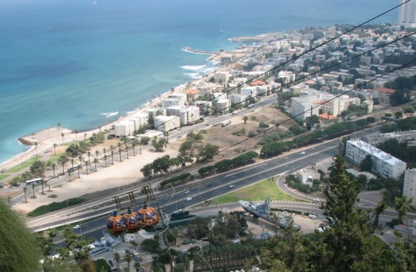  Haifa cableway car descending from top of Carmel to Bat Galim. (photo credit: GILABRAND AT ENGLISH WIKIPEDIA/CC BY 3.0 (https://creativecommons.org/licenses/by/3.0)/VIA WIKIMEDIA)