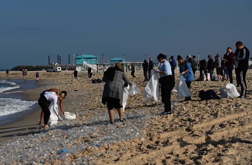  Citizens collect goods on the beach in Ashkelon, Wednesday morning December 28, 2022.  (photo credit: AVI ROKACH/WALLA)