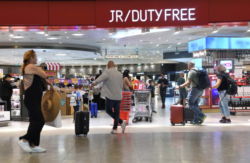  Tourists seen at James Richardson Dudy Free shop at Ben Gurion Airport, Israel, on June 6, 2022 (photo credit: GILI YAARI/FLASH90)