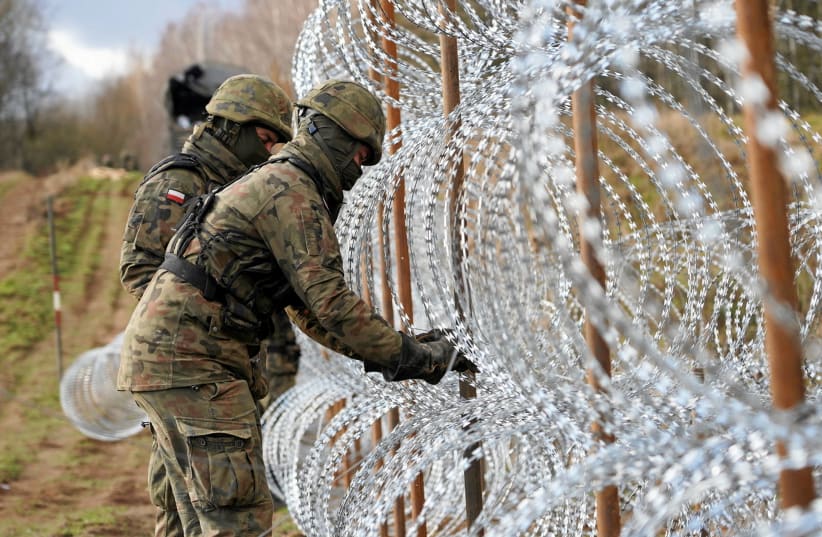  Soldiers build razor wire fence on Poland's border with Russia's exclave of Kaliningrad near Bolcie, Poland November 3, 2022.  (photo credit: ARKADIUSZ STANKIEWICZ/AGENCJA WYBORCZA.PL VIA REUTERS)