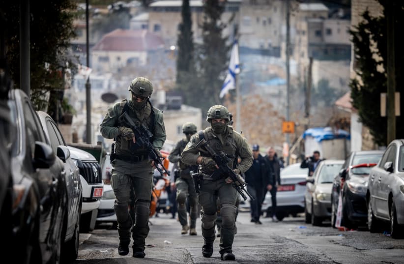  Police and rescue personnel at the scene of a shooting attack in the City of David, in east Jerusalem, on January 29, 2023. (photo credit: YONATAN SINDEL/FLASH90)