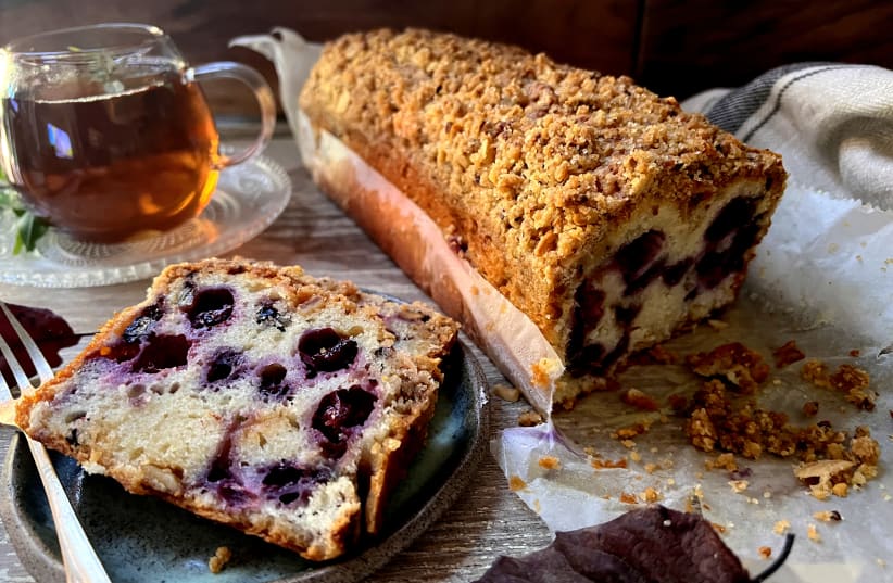  LEMON CAKE WITH BLUEBERRIES & STREUSEL TOPPING (photo credit: PASCALE PEREZ-RUBIN)