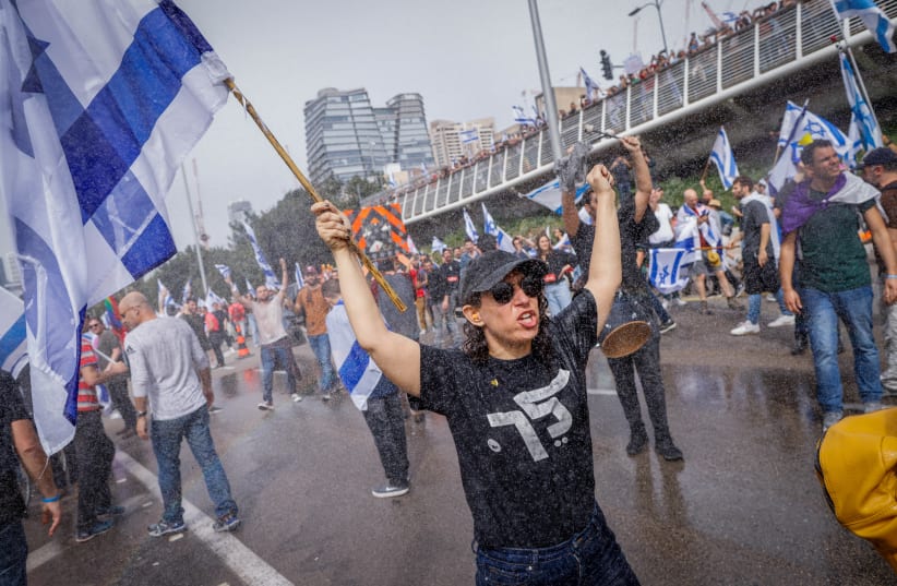  Israelis block the Ayalon highway and clash with Police in Tel Aviv during a protest against the Israeli government's planned judicial overhaul on March 23, 2023.  (photo credit: ERIK MARMOR/FLASH90)
