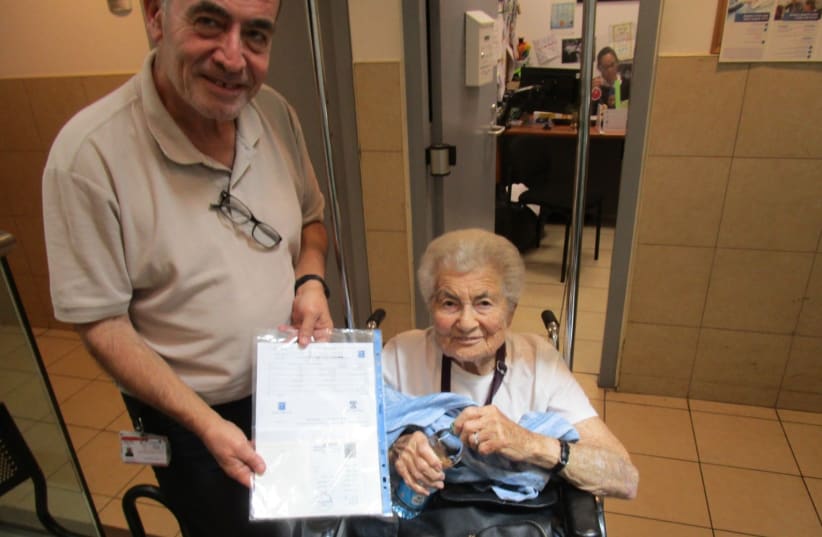  98 year old Australian Jewish woman makes Aliyah (photo credit: BEN GURION AIRPORT/DEPARTMENT OF ALIYAH AND INTEGRATION)