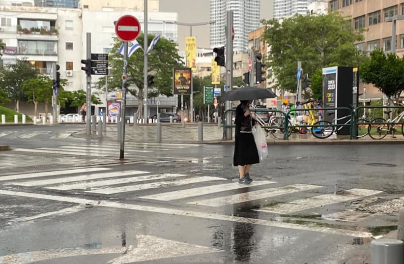  Rainy summer weather in Tel Aviv. June 9, 2023 (photo credit: AVSHALOM SASSONI/MAARIV)