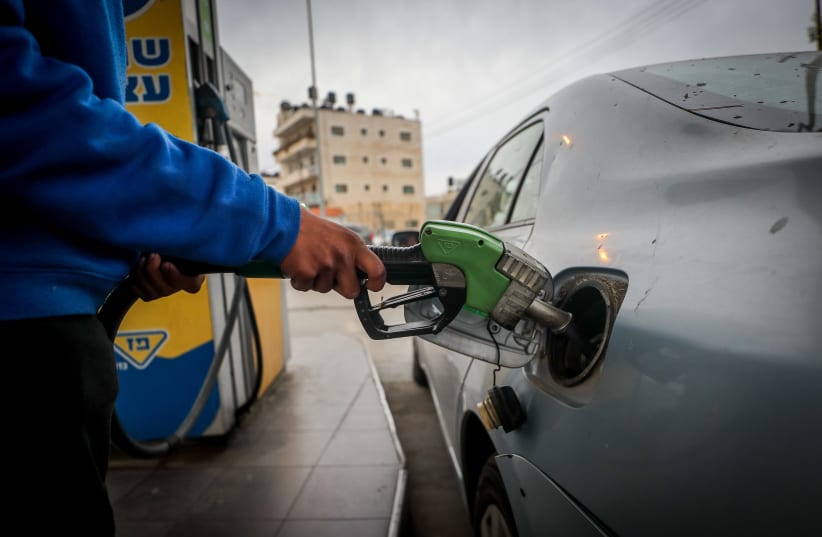  Illustration image of a worker fueling a car at a gas station, in Jerusalem, on November 28, 2022.  (photo credit: JAMAL AWAD/FLASH90)