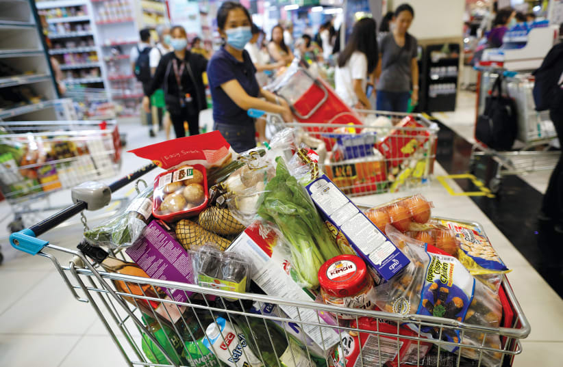  A cart laden with groceries. (photo credit: EDGAR SU/ REUTERS)