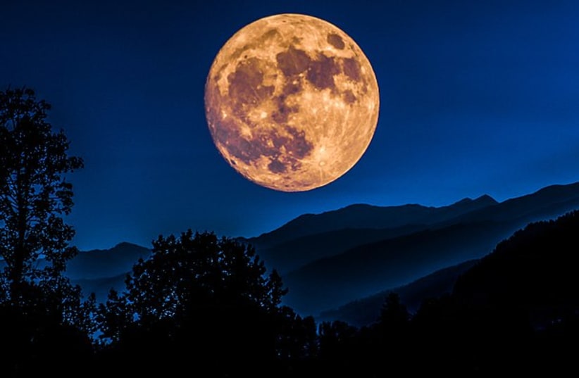  A supermoon hangs in the night sky. (photo credit: Wikimedia Commons)