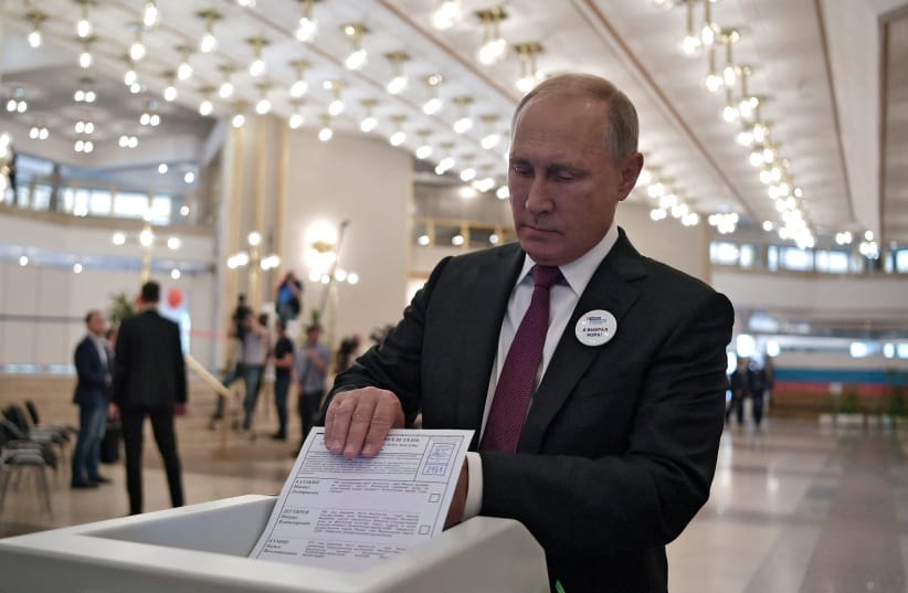  Russia's President Vladimir Putin casts his ballot during mayoral election at a polling station in Moscow, Russia September 9, 2018. (photo credit: REUTERS)