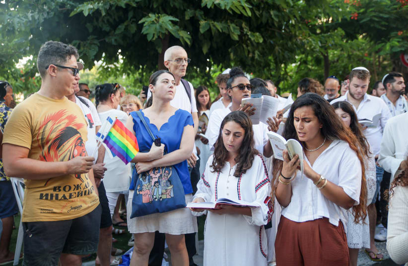 Jews pray while activists protest against gender segregation in the public space during a public prayer on Dizengoff Square in Tel Aviv, on Yom Kippur, the Day of Atonement, and the holiest of Jewish holidays. September 25, 2023. (photo credit: ITAI RON/FLASH90)