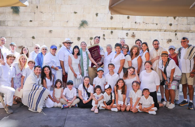  Mission participants at the Kotel (Western Wall) in Jerusalem (photo credit: JNF-USA)