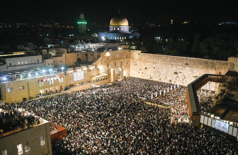  PRAYING FOR forgiveness at the Western Wall before Yom Kippur. (photo credit: ARIE LEIB ABRAMS/FLASH 90)