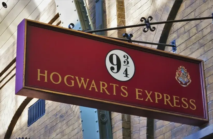  Harry Potter; Hogwarts Express 9 3/4 sign (photo credit: RAWPIXEL)
