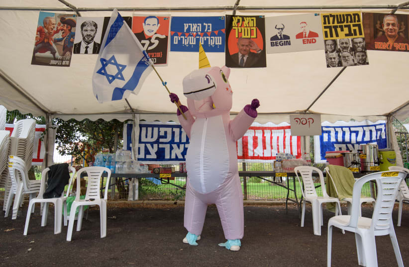  Anti-overhaul activists prepare to demonstrate near a hotel in Neve Ativ, where Prime Minister Benjamin Netanyahu and his wife Sara are planning to vacation, in the Golan Heights. October 01, 2023 (photo credit: AYAL MARGOLIN/FLASH90)