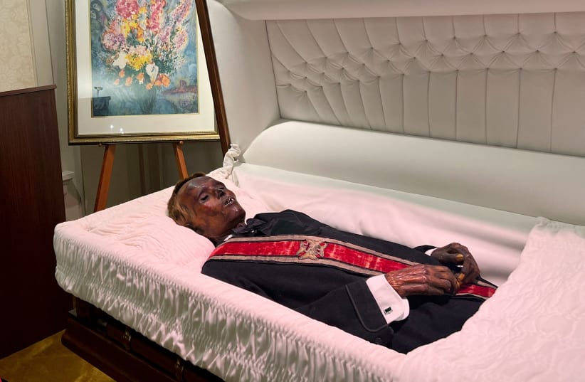  The body of "Stoneman Willie", a jailed thief that died in a Pennsylvania prison in 1895 and was accidentally mummified by undertakers, lies on display at the local funeral home that has been his resting place for 128 years in Reading, Pennsylvania, U.S., October 1, 2023 (photo credit: REUTERS/Kia Johnson)