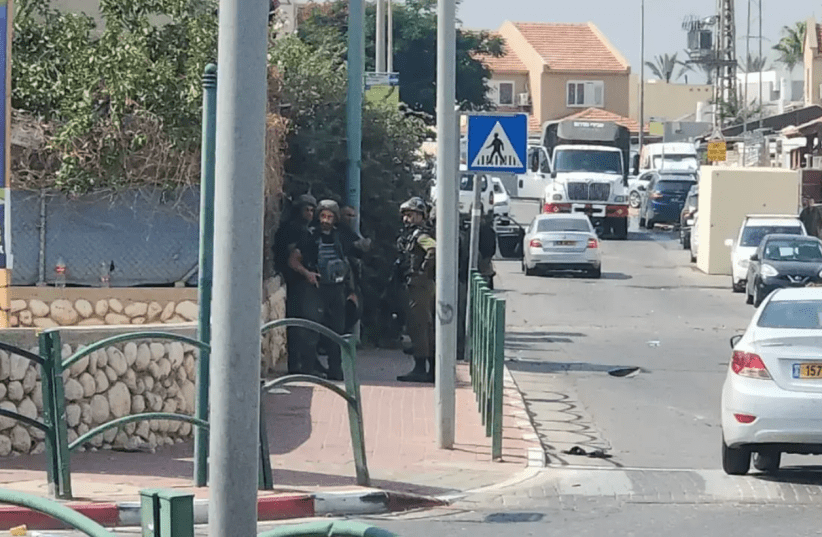 Ofakim: Two terrorists have been barricaded inside a house, armed with live grenades, holding the homeowners as hostages (photo credit: Yanir Yagana)