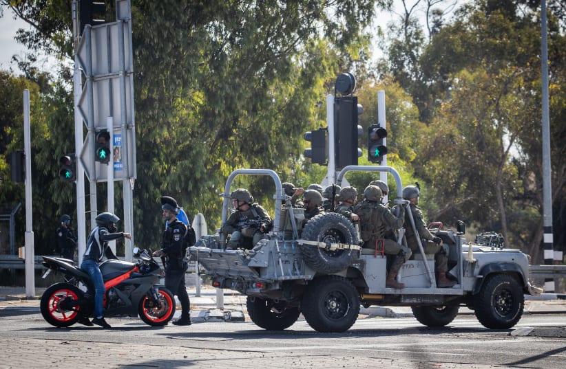  Israeli security forces on road 232 near the southern Israeli city of Sderot, October 7, 2023 (photo credit: OREN BEN HAKOON/FLASH90)