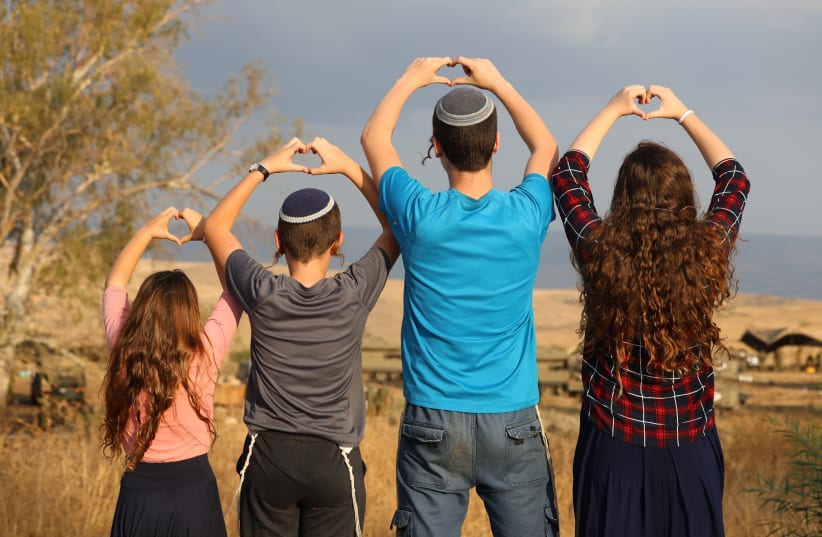 Israeli citizens show their love and give donations to IDF soldiers in northern Israel, October 10, 2023 (photo credit: David Cohen/Flash90)