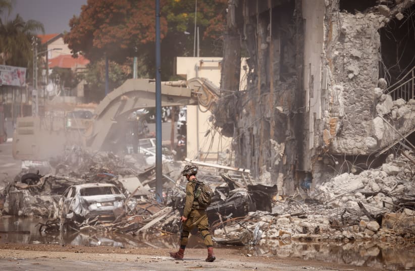  Israeli forces demolish a police station in Sderot where a number of Hamas terrorists were holed up. (photo credit: Chaim Goldberg/Flash90)