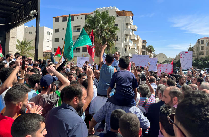  Jordanians gather during a protest in solidarity with Palestinians in Gaza, near the Israeli embassy in Amman, Jordan October 7, 2023. (photo credit: REUTERS/JEHAD SHELBAK)