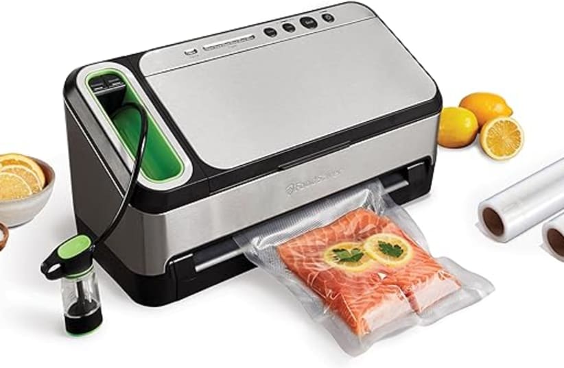 FoodSaver Space Saving Vacuum Sealer Machine with Sealer Bags and Roll for  Airtight Food Storage and Sous Vide, Silver 