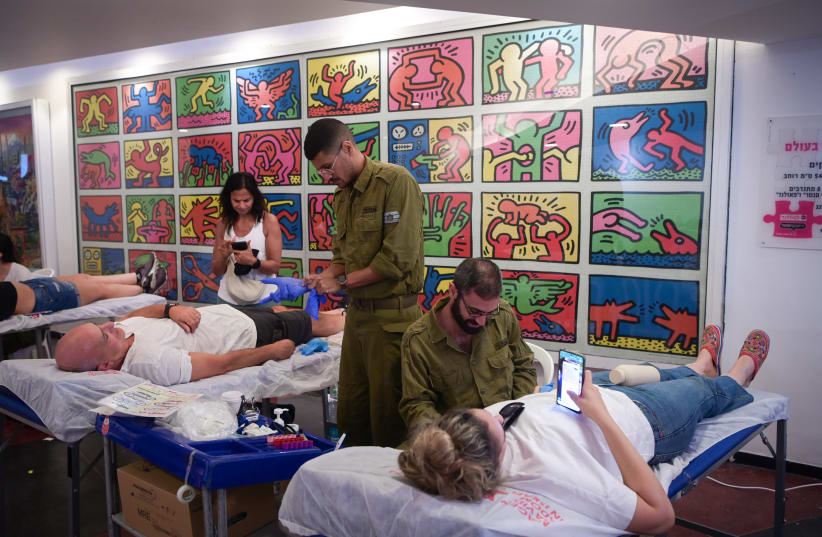  Hundreds donate blood at Dizengoff Center in Tel Aviv, following a mass infiltration of Hamas terrorists. October 8, 2023. (photo credit: AVSHALOM SASSONI/FLASH90)