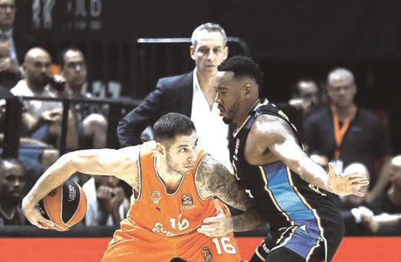  VALENCIA’S STEFAN JOVIC (left) backs down Maccabi Tel Aviv’s Bonzie Colson (right) as Oded Katash looks on during his side’s 75-66 Euroleague loss this week (photo credit: Miguel Angel Polo/Valencia Basket)