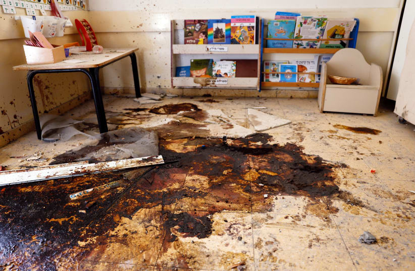 Поврежденный и залитый кровью детский сад после смертельного проникновения боевиков Хамаса из сектора Газа в кибуц Беери на юге Израиля 22 октября 2023 года. (Фото: REUTERS/AMIR COHEN)