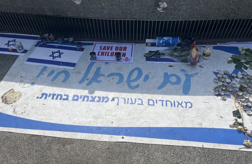  A SIGN at Dizengoff Square in Tel Aviv reads: ‘The nation of Israel lives! United on the home front, victorious on the war front.’  (photo credit: Keith Krivitzky)