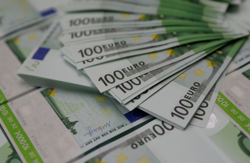  100 Euro Banknotes are seen at the Money Service Austria company's headquarters in Vienna, Austria, November 16, 2017. (photo credit: REUTERS/LEONHARD FOEGER)