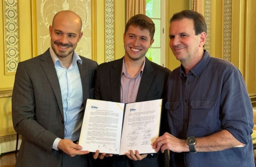  (left to right) André Lajst, executive president of StandWithUs Brasil; Flavio Valle, deputy mayor of the South Zone of Rio and Eduardo Paes, mayor of Rio de Janeiro (photo credit: StandWithUs Brasil)