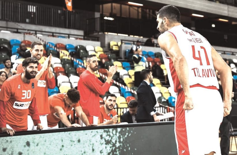  TOMER GINAT (41) celebrates with his Hapoel Tel Aviv teammates during the Reds’ 98-90 EuroCup victory over host London Lions (photo credit: EuroCup/Courtesy)