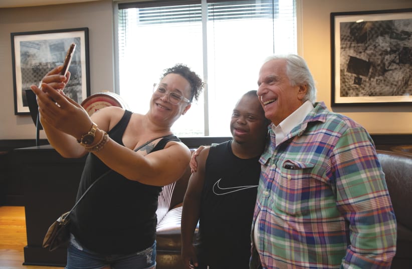  Henry Winkler poses for a photo with a few fans earlier this year in Rosemont, Illinois. (photo credit: John Konstantaras/For the Chicago Tribune/TNS)