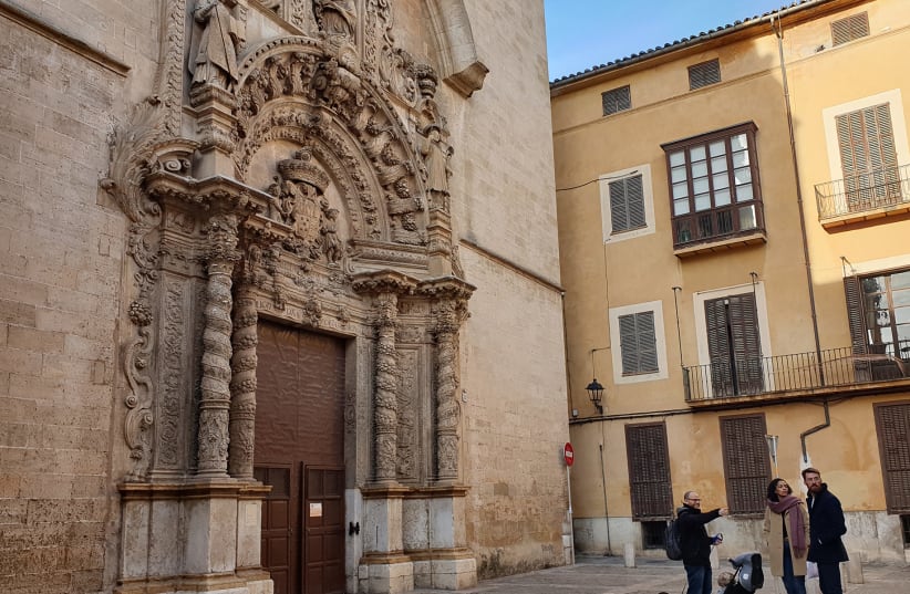   Dani Rotstein, pointing, explains to German tourists about a church that used to be a synagogue in Palma de Mallorca, Spain, Feb. 11, 2019. (photo credit: CNAAN LIPHSHIZ/JTA)