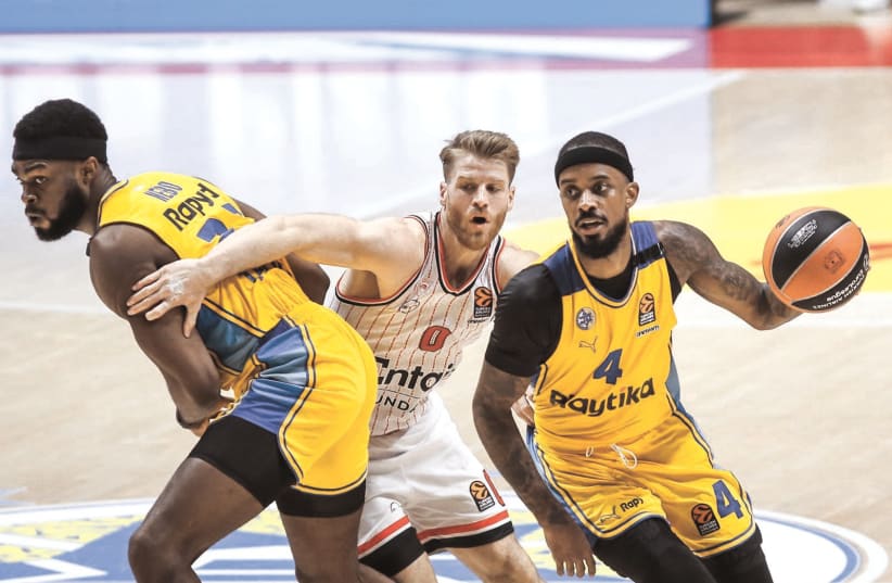 MACCABI TEL AVIV’S Josh Nebo (left) and Lorenzo Brown (right) couldn’t fend off Thomas Walkup (center) and Olympiacos in the 79-74 Euroleague loss. (photo credit: Djordje Kostic and Dragan Tesic)
