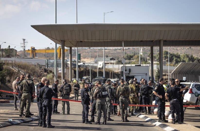  Police and security personnel at the scene of a shooting attack at a checkpoint near Jerusalem, November 16, 2023 (photo credit: Chaim Goldberg/Flash90)