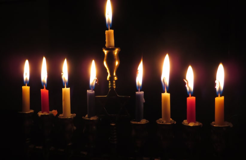  A Hanukkah menorah with lit candles. (photo credit: PXHERE)