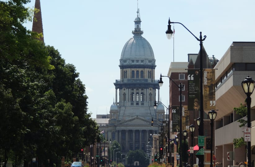  The Illinois State Capitol from a distance. (photo credit: Asher Heimermann / CC 3.0)