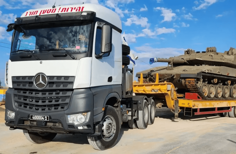 The new tank carrier of the Mercedes Actros model that the IDF is receiving, with a Mark 4 Merkava tank (photo credit: Calmobile)
