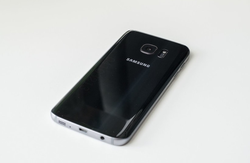 Samsung phone display is black and white
