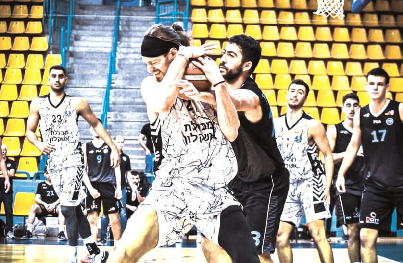  BEN EISENHARDT (with ball) of Elitzur Ashkelon tussles with Maccabi Maale Adumim’s Barak Orion during the teams’ Leumit League clash this week at Jerusalem’s Malha Arena, which Ashkelon won in a tight 92-90 affair. (photo credit: YEHUDA HALICKMAN)