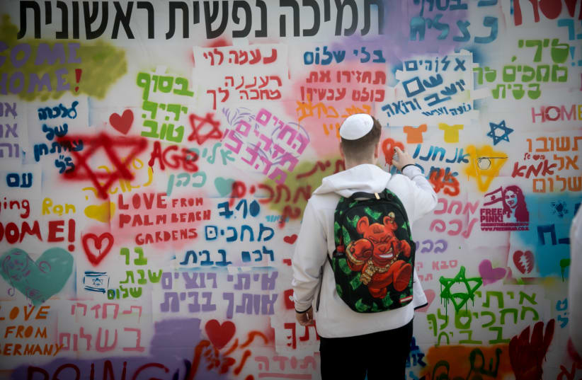 Israelis visit Hostage Sqaure in Tel Aviv. December 7, 2023. Photo by Miriam Alster/FLASH90 (photo credit: MIRIAM ALSTER/FLASH90)