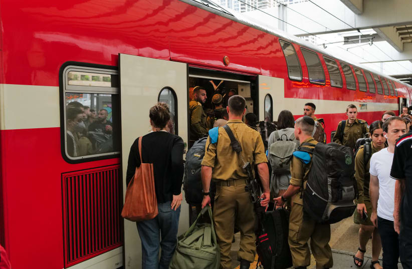  Israelis use the train transportation system after a long weekend on a very crowded Sunday, Karmiel and Beer Sheva stations, on May 28, 2023.  (photo credit: MICHAEL GILADI/FLASH90)