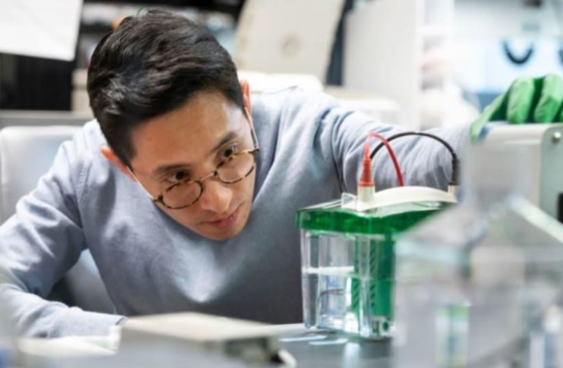  Alan Baik is part of the team in Isha Jain's lab at Gladstone Institutes that uncovered why high levels of oxygen can cause lasting problems in humans.  (photo credit: Michael Short/Gladstone Institutes)